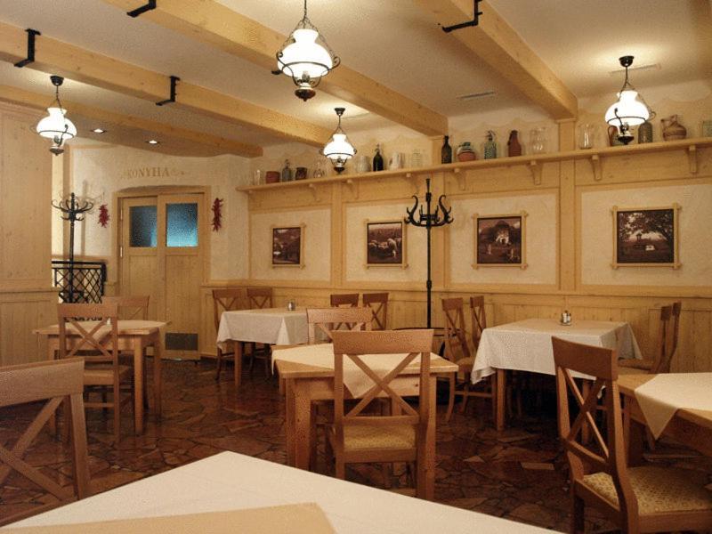 Nimrod Hotel Es Etterem Mosonmagyaróvár 외부 사진